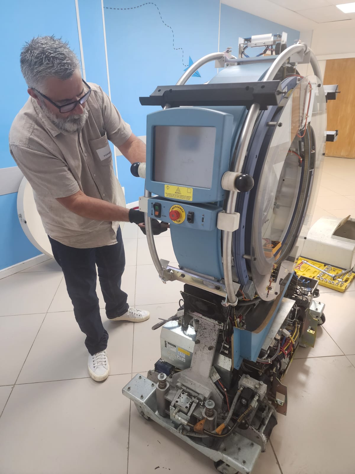 Técnico Cardiotech em manutenção de equipamento de imagem